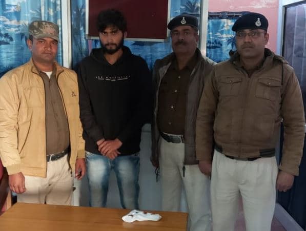 पिस्टल के साथ बदमाश गिरफ्तार, दो साथी हुए फरार,आर्म्स एक्ट का मामला दर्ज