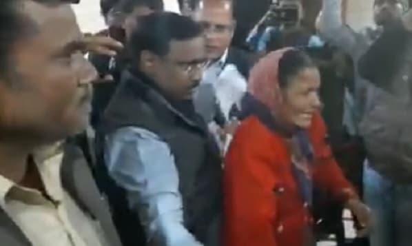 पैरों में गिरकर गुहार लगाती रही महिला, मंत्री बोले बंद करो नौटंकी