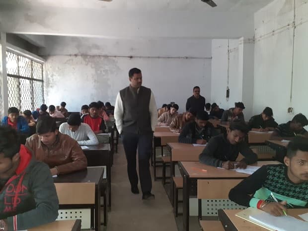 कलेक्टर रोहित सिंह पहुँचे इंदरगढ़, स्कूलों का किया निरीक्षण