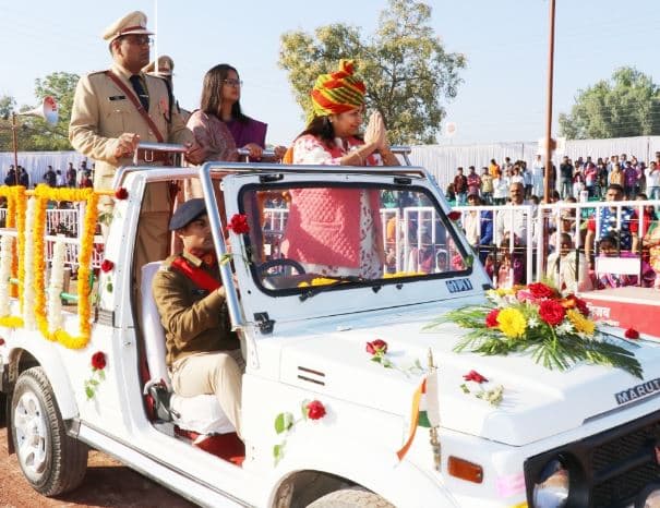 संस्कृति मंत्री डॉ. साधौ ने ध्वजारोहण कर ली परेड की सलामी