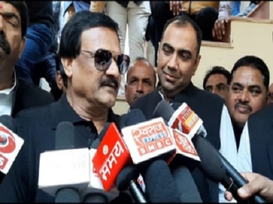 ‘शिवराज बेटी बचाओ की बात करते हैं और उनकी पार्टी के पदाधिकारी महिला अफसर से मारपीट’