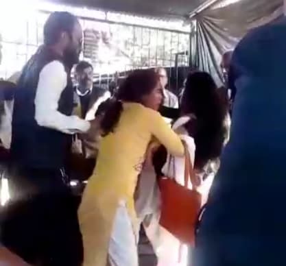 कोर्ट परिसर में दो लड़कियों ने वकील की करदी धुनाई, वीडियो वायरल