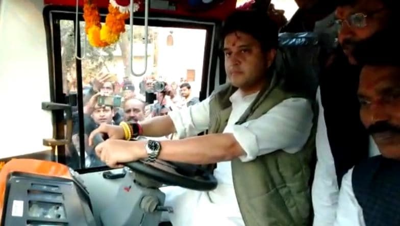 …जब सिंधिया बने ड्राइवर, स्टेयरिंग संभाल कर चलाई स्मार्ट बस, जनता ने कहा, ‘श्रीमंत सिंधिया जिंदाबाद’