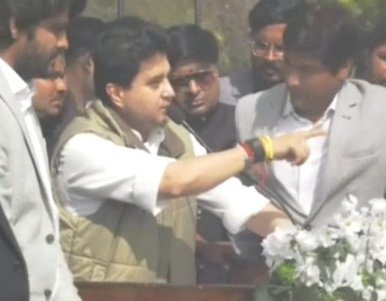रोहित की तरह मैदान पर लगाओ छक्के, स्तरहीन बयानबाजी पर EC करे कार्रवाई: सिंधिया
