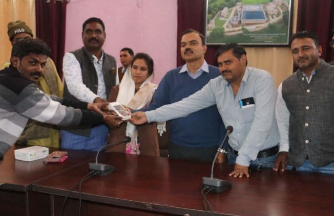 नपा के कर्मचारियों एवं सहायक राजस्व निरीक्षकों को पीओएस मशीन का वितरण