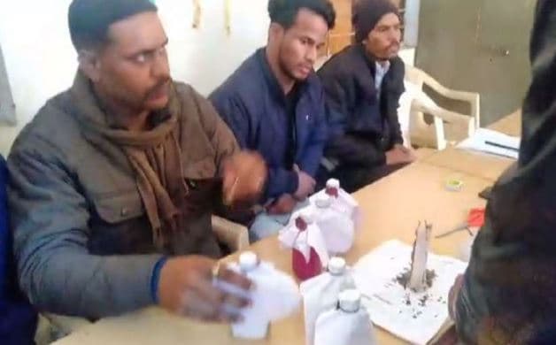 डाटा एंट्री ऑपरेटर और चपरासी को लोकायुक्त ने रिश्वत लेते रंगेहाथों पकड़ा