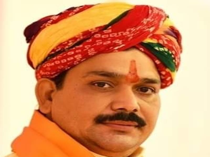 पंडोखर सरकार महंत ने IG से की मुलाकात, FIR के बावजूद नही हुई गिरफ्तारी