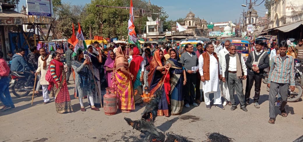 रसोई गैस की मूल्य वृद्धि के विरोध में जिला महिला कांग्रेस ने किया प्रधानमंत्री का पुतला दहन