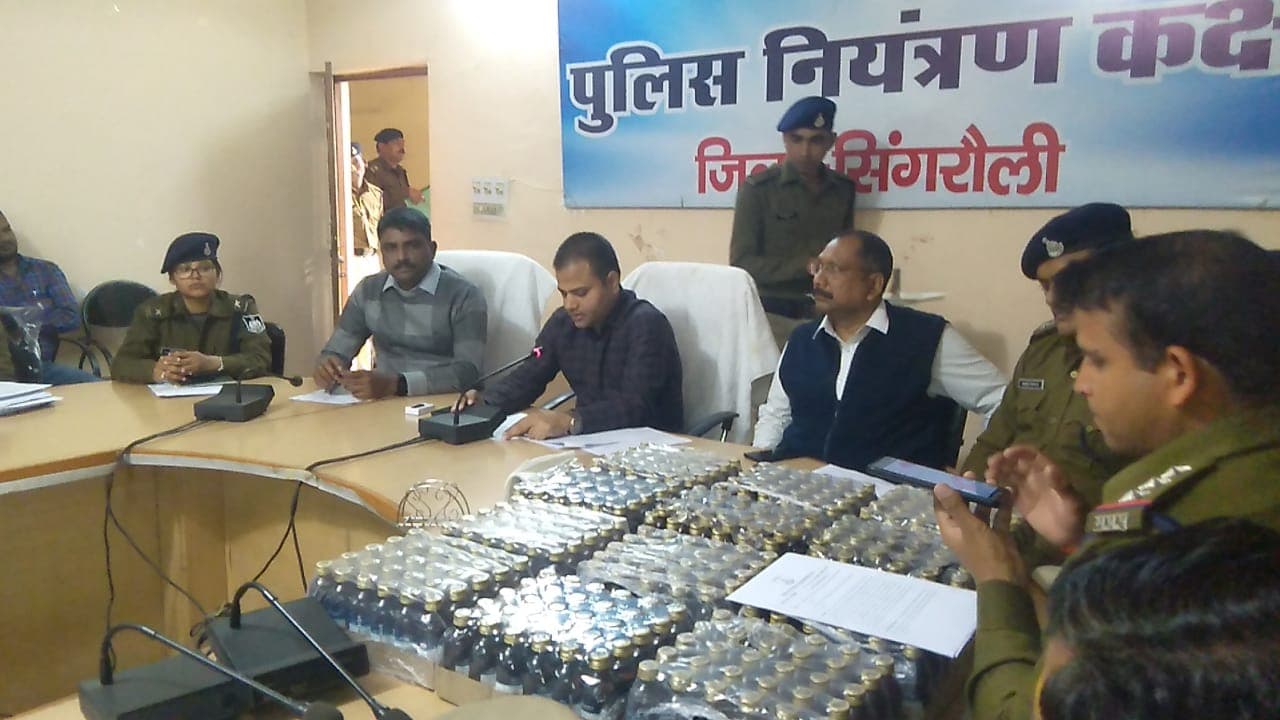 पुलिस ने प्रतिबंधित कोरेक्स दवा की 360 शीशी जप्त की