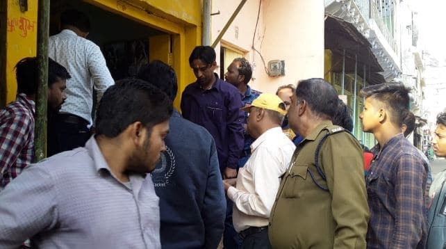 प्रशासन की टीम ने प्रतिष्ठानों पर मारा छापा, नोटिस थमाकर वसूला जुर्माना