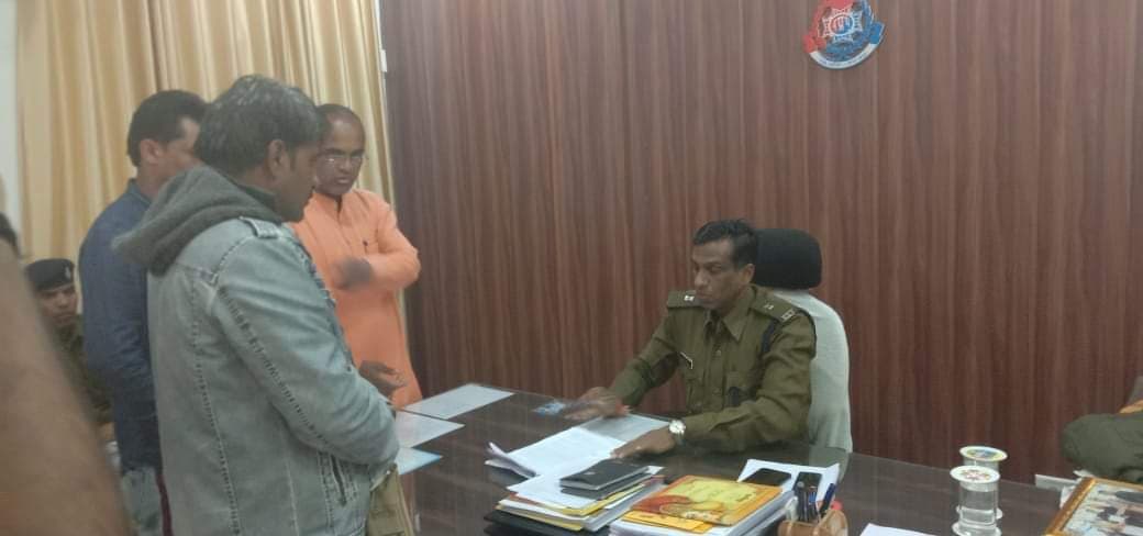 मंत्री जी पर आरोप, किसान को जूतों से मारने की दी धमकी, वीडियो वायरल