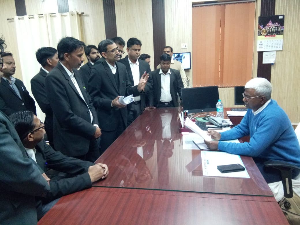 वकीलो ने मारपीट करने वाले अफसरों की गिरफ्तार को लेकर एसपी ऑफिस किया घेराव