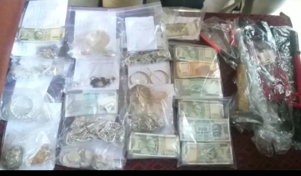 मुखबिर की सूचना पर पुलिस ने चोरी करने वाले जीजा साले को किया गिरफ्तार