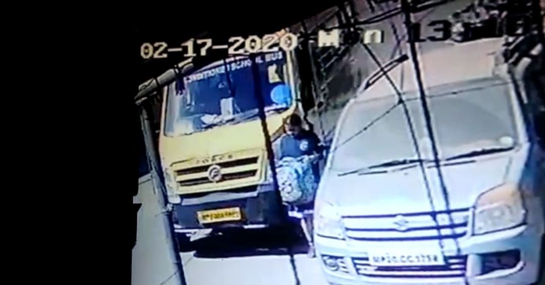 स्कूल बस ने बच्ची को मारी टक्कर , सीसीटीवी में कैद हुई घटना