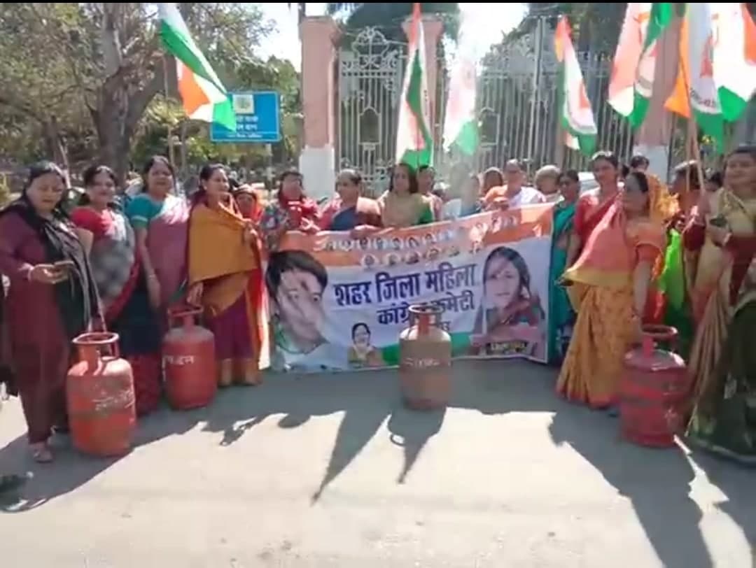 धारा 144 के बीच महिला कांग्रेस ने किया गैस सिलेंडर के साथ प्रदर्शन