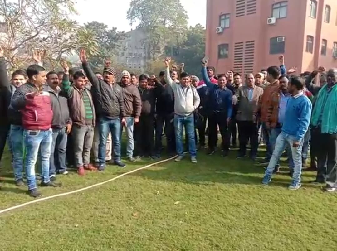 निगम कमिश्नर पर लगे हिटलरशाही के आरोप, विरोध में धरना प्रदर्शन