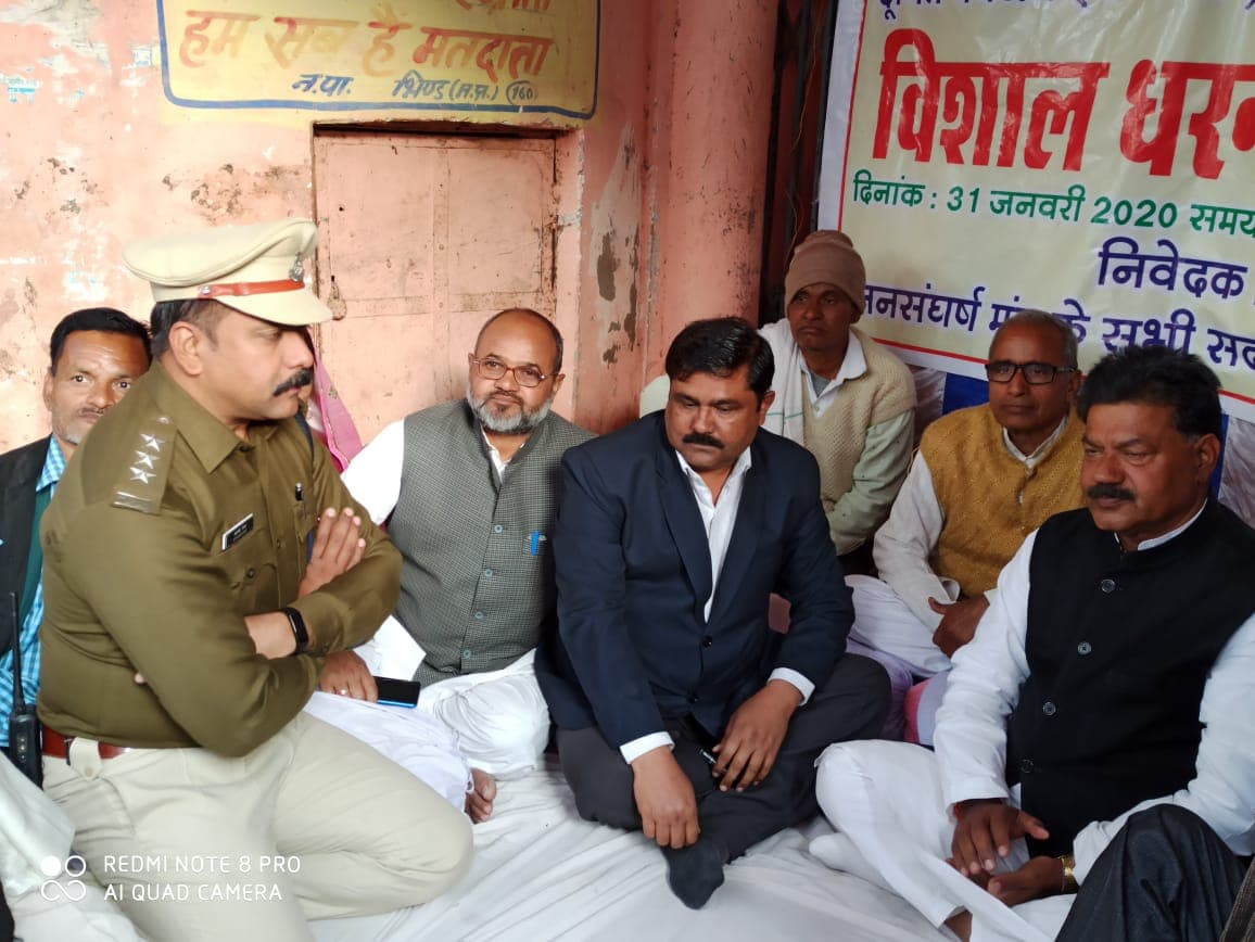 काँग्रेस के पूर्व मंत्री चौधरी धरने पर बैठे तो वर्तमान मंत्री गोविंद सिंह ने दिया धन्यवाद