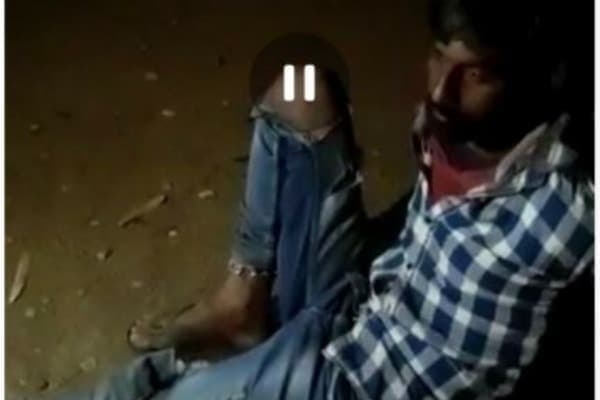 दबंगों ने युवक को जंजीर से बांधकर पीटा , छुड़ाने गई पुलिस पर पथराव, कई घायल