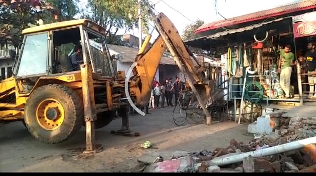 अतिक्रमण कारियों पर चला प्रशासन का बुलडोजर
