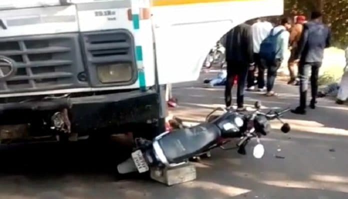 डंपर की टक्कर से 2 बाइक सवारों की मौत, 2 की हालत गंभीर, आग लगाने का प्रयास