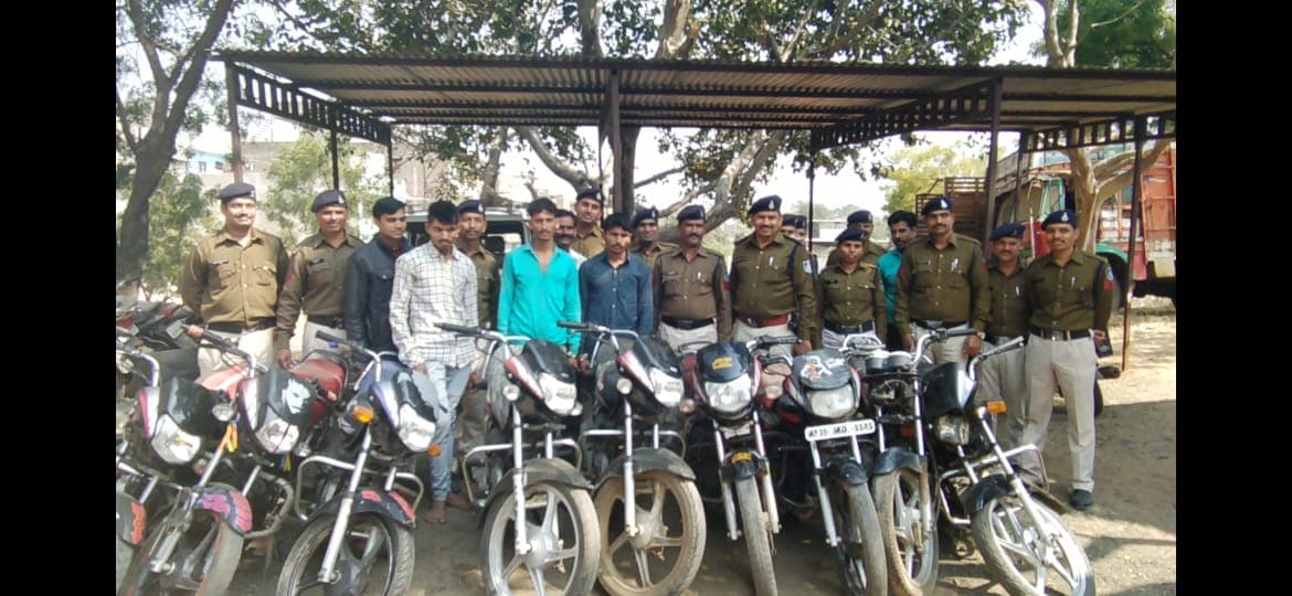 चोरी की दर्जनों गाड़ियों के साथ पकड़े गए मास्टरमाइंड चोर, ऐसे करते थे चोरी