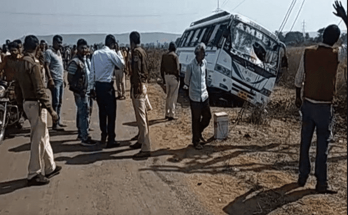 तेज रफ्तार बस पलटी, हादसे में 2 स्कूली बच्चों की मौत, कई घायल