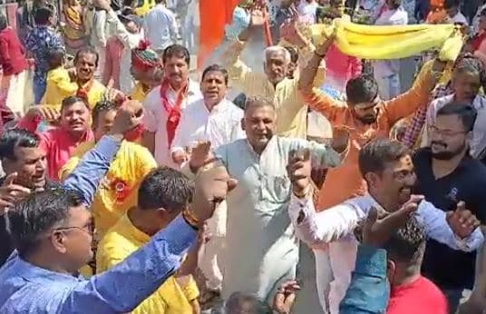 जब ‘शिव’ भक्तों संग जमकर थिरके BJP विधायक, देखें वीडियो