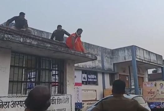 पुलिस के सामने नशे में धुत्त महिला ने जमकर मचाया उत्पात, देखें वीडियो