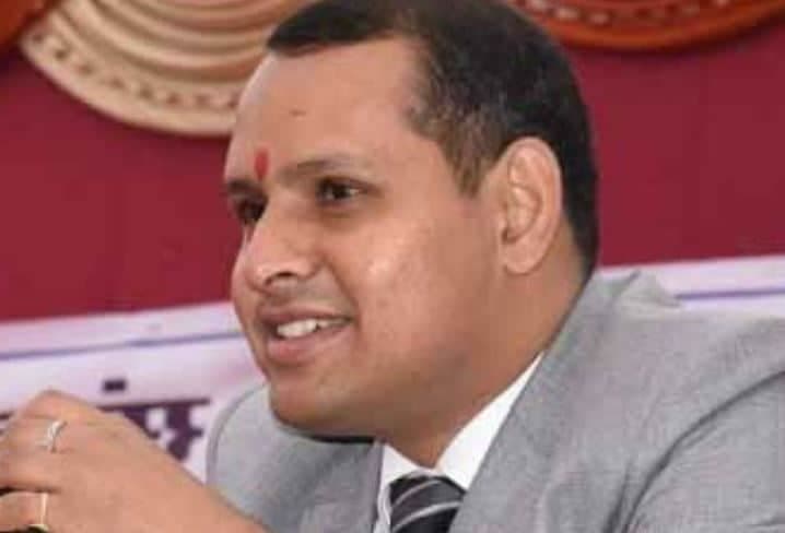 कलेक्टर के तबादले पर कांग्रेसियों ने फोड़े बम, सोशल मीडिया पर भी खुशी की लहर