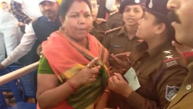 मुख्यमंत्री की सभा में जिलाध्यक्ष का जोरदार हंगामा, मनाने पहुंचे वित्तमंत्री
