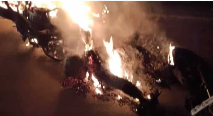 हादसा: ट्रक की टक्कर के बाद बाइक में हुआ जोरदार धमाका, 3 युवक जिंदा जले