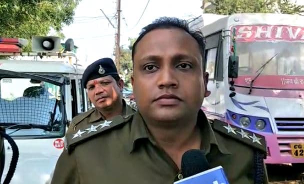 लाखों की चोरी कर बदमाशों ने दो मकानों में लगाई आग