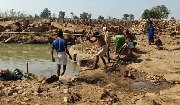 सालों की मेहनत रंग लाई, चट्टानों का सीना चीर लोगों ने निकाली जल धार