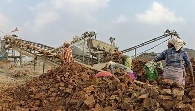 चरम पर क्रेशर संचालकों की मनमानी, नियमों को ताक पर रख कर रहे संचालन