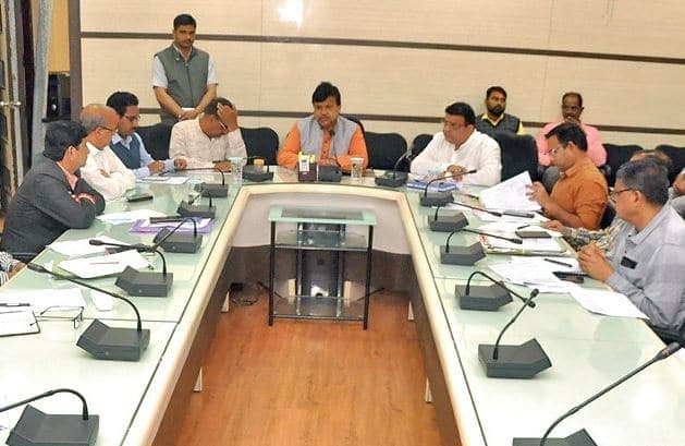 जब बीच बैठक में कमलनाथ के मंत्री ने छुए सब इंजीनियर के पैर…