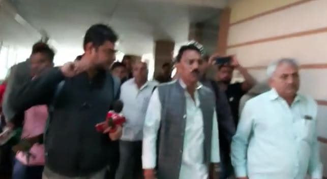 मॉब लिचिंग: घायलों से मिलने अस्पताल पहुंचे स्वास्थ्य मंत्री, इलाज का खर्चा उठाएगी सरकार