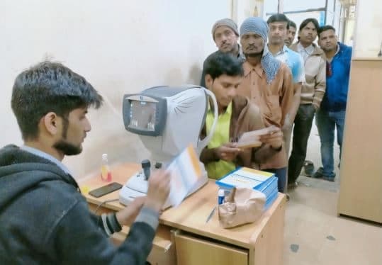 कारखानों के कर्मचारियों के लिए निशुल्क नेत्र शिविर का आयोजन