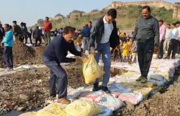 पुलिस कप्तान का दिखा अलग अंदाज, जनहित में बोरी बांध में किया श्रम दान