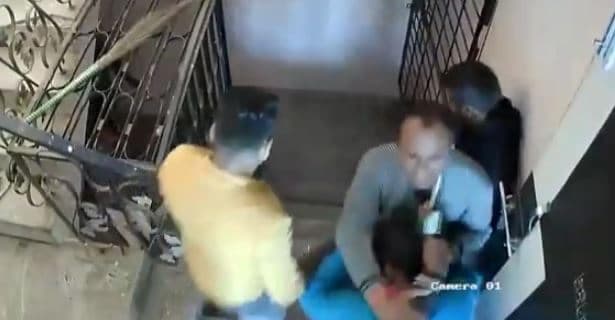 दबंगो का आतंक, विधवा मां और बेटी को चोटी पकड़कर मारे लात-घुंसे