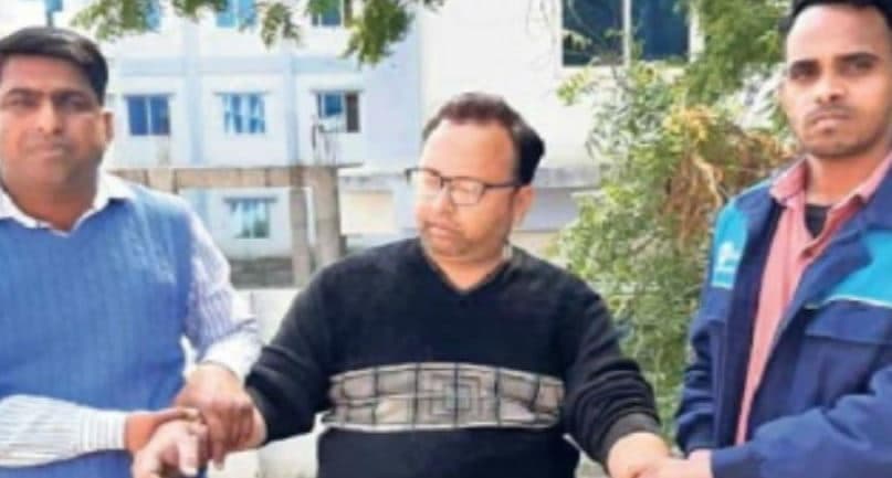 रिश्वत लेते रंगे हाथों धराए 2 संविदा अफसर, हाथ छुड़ाने की कोशिश में पड़े थप्पड़