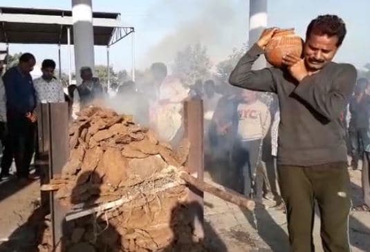 लकड़ी की जगह कंडों से पिता का अंतिम संस्कार कर दिया पर्यावरण बचाव का संदेश