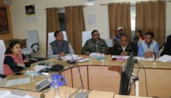 कलेक्टर की दो टूक- पद के अनुरूप करें काम वरना नौकरी से धोना पड़ेगा हाथ