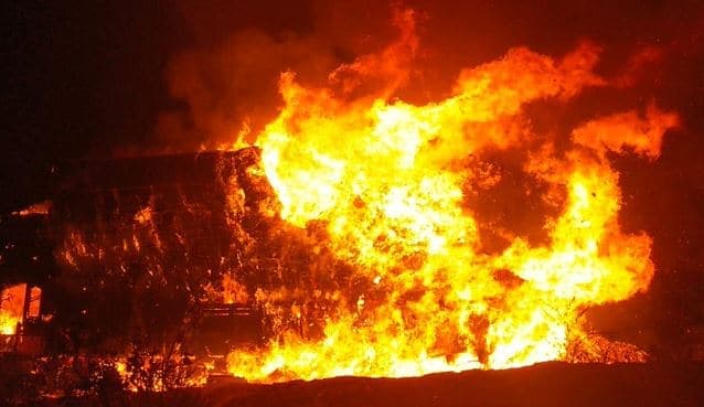 चलते ट्रक में अचानक लगी भीषण आग, लाखों का माल जलकर खाक