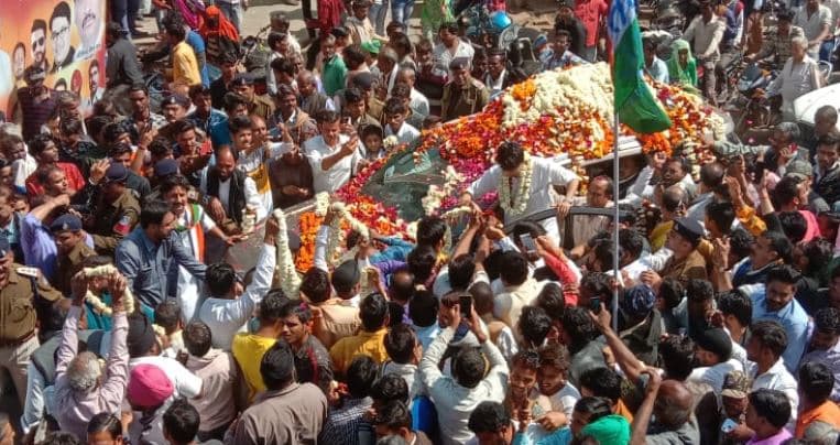 सिंधिया का जोरदार स्वागत, 5 मंत्रियों की मौजूदगी में दुल्हन की तरह सजा शहर
