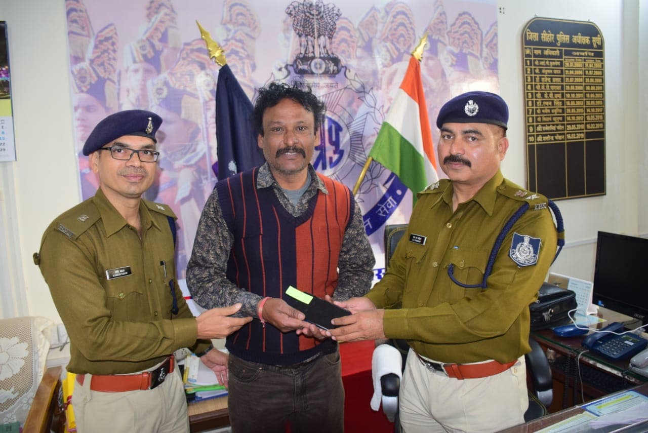 पुलिस को डेढ़ लाख से अधिक मूल्य के  गुम मोबाइल खोजने में मिली सफलता