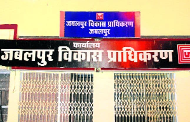 युवक की हाउसिंग बोर्ड कर्मचारी के गुर्गों ने सरेआम की पिटाई