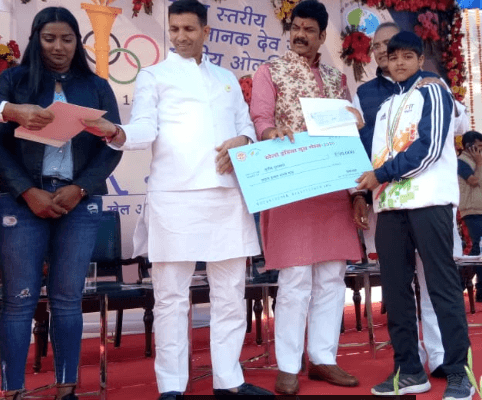 छाया ‘दंगल गर्ल’ का जलवा, मंत्री जी ने किया सम्मानित