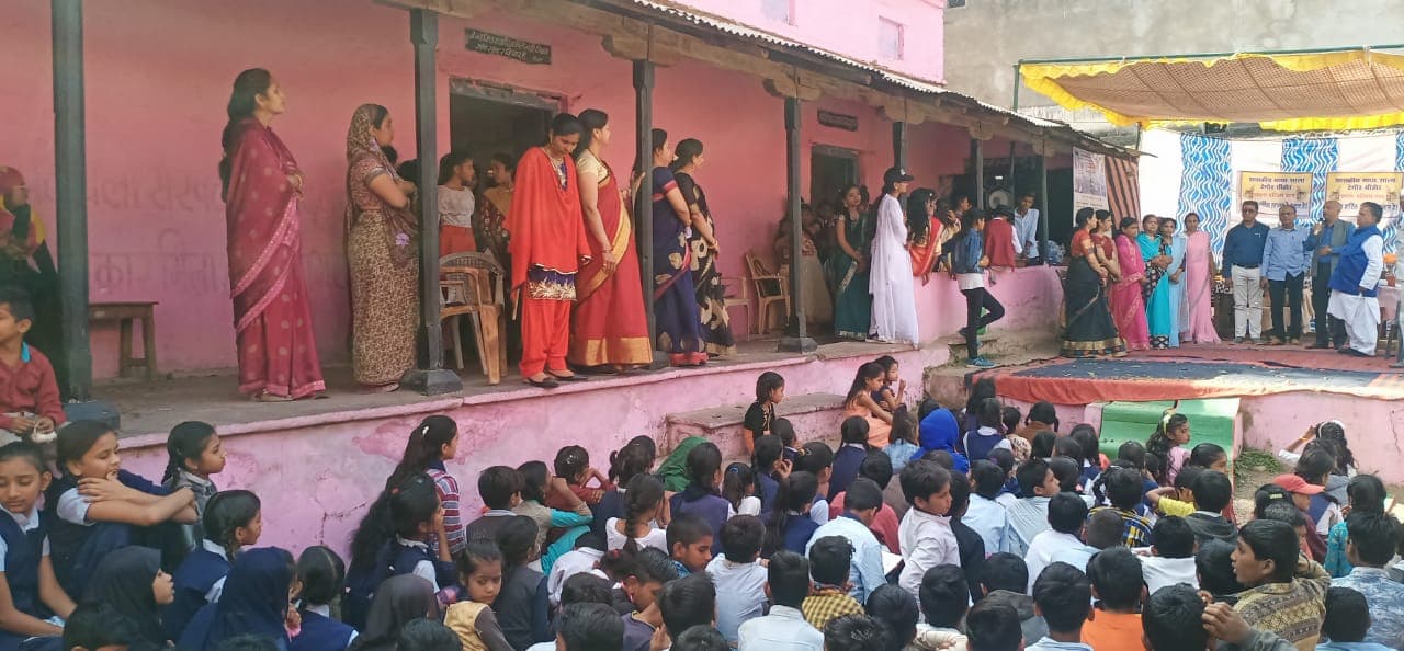 ज्ञापन देने पहुंची आशाओं को कलेक्टर ने नहीं दी तवज्जो, फिर देखिए क्या हुआ
