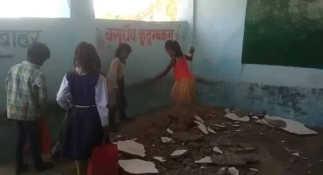 भगवान भरोसे प्राथमिक स्कूल, बाल-बाल बचे बच्चे