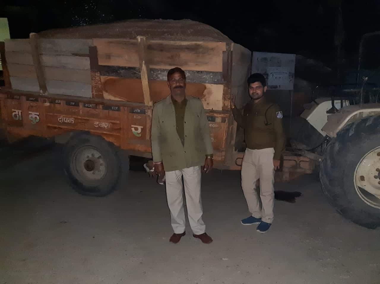 पुलीस ने अवैध रेत का परिवहन करते हुए टेक्टर ट्रॉली जप्त किए